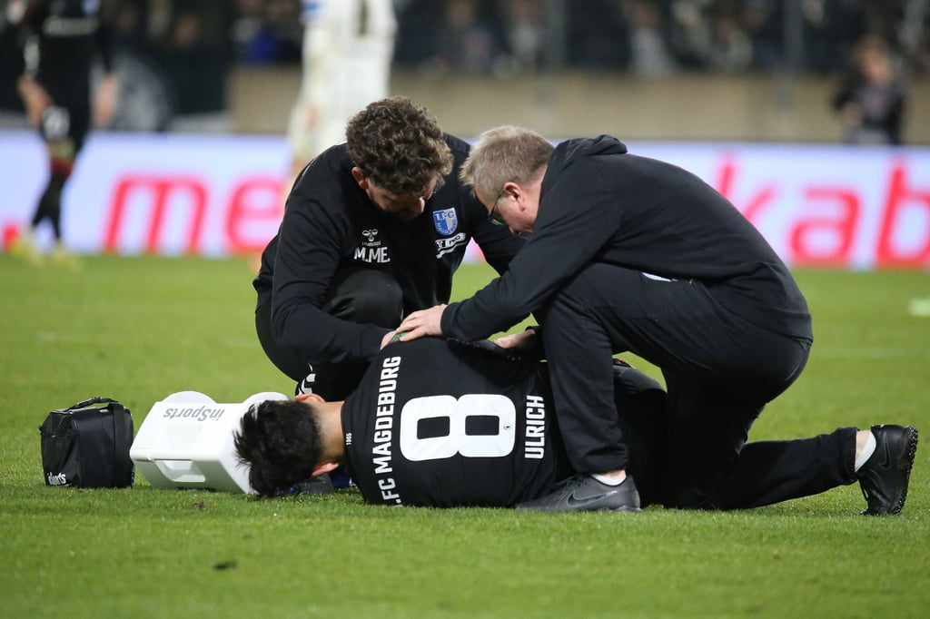 FCM-Spieler Laurin Ulrich wird behandelt. Kurz danach muss er das Feld verlassen.