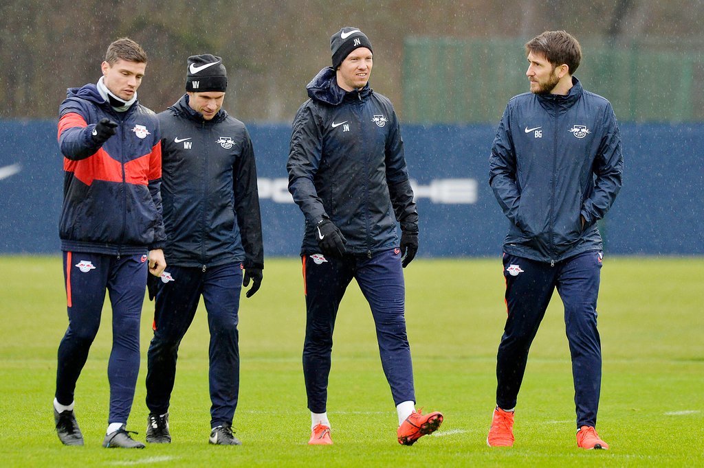 Gesprächsbedarf: Julian Nagelsmann mit seinem Co-Trainerteam (Archivfoto).