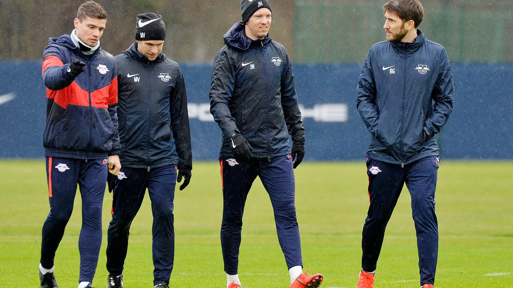 Gesprächsbedarf: Julian Nagelsmann mit seinem Co-Trainerteam (Archivfoto).
