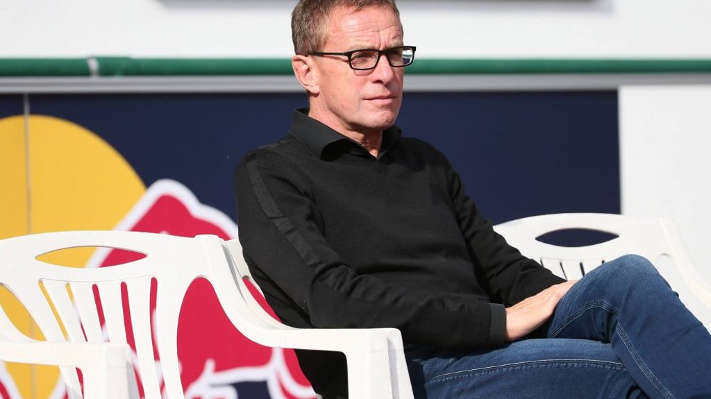 Kritischer Blick: Ralf Rangnick beobachtet ein U23 im Markranstädter Stadion am Bad.