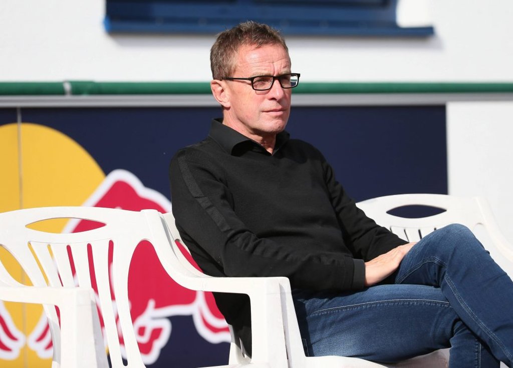 Kritischer Blick: Ralf Rangnick beobachtet ein U23 im Markranstädter Stadion am Bad.