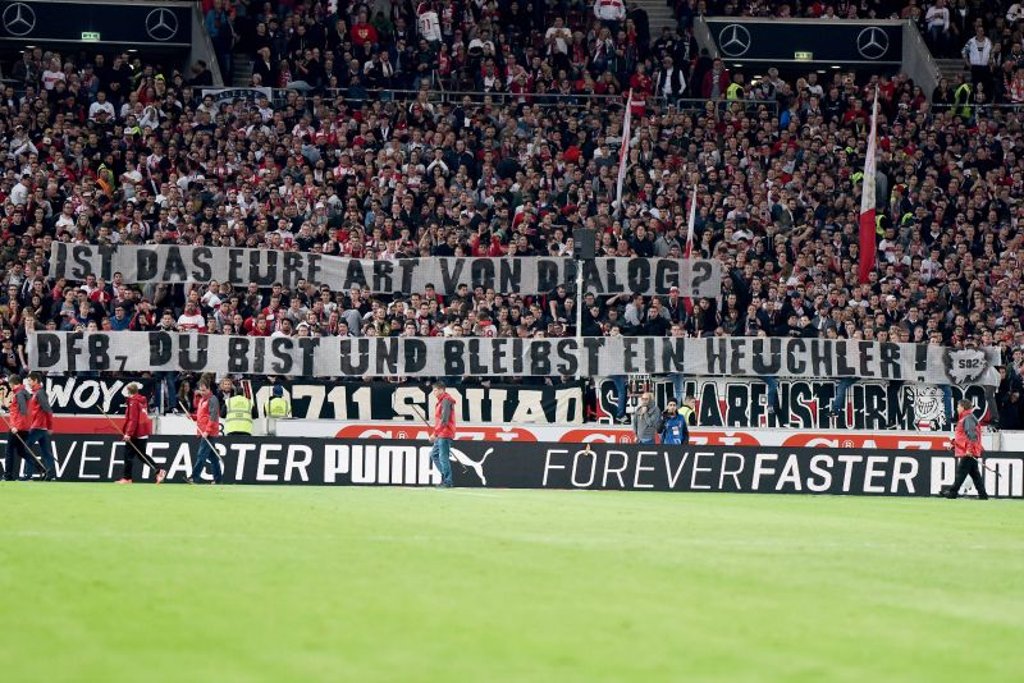 Fans des VfB Stuttgart hier mit Transparenten gegen den DFB.