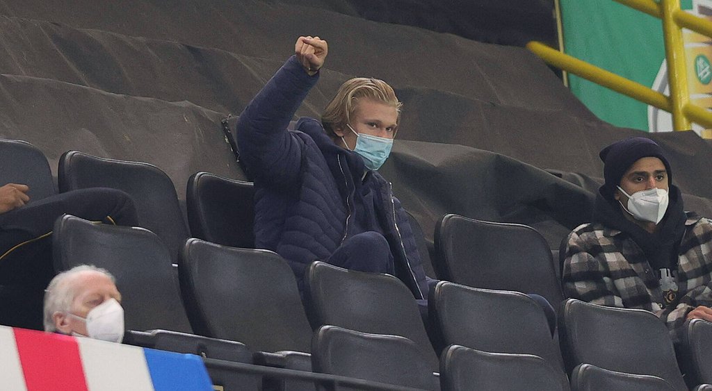 Jubelfaust auf der Tribüne: Erling Haaland.