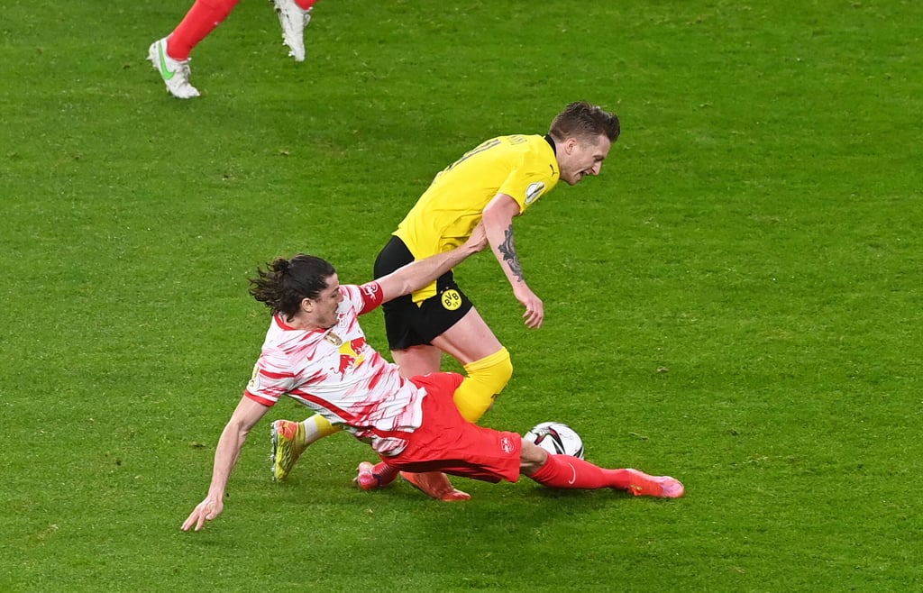 Grätscher und Stratege: Marcel Sabitzer gegen Marco Reus.