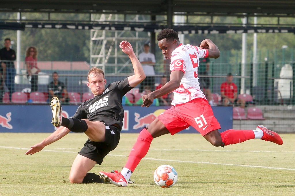 Noah Ohio zieht im Test gegen AZ Alkmaar ab.