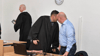 Der Angeklagte Holger J. (ganz rechts) im Gespräch mit seinem Verteidiger