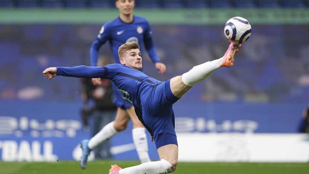 Timo Werner streckt sich nach dem Ball. Im Hintergrund: Teamkollege Kai Havertz.