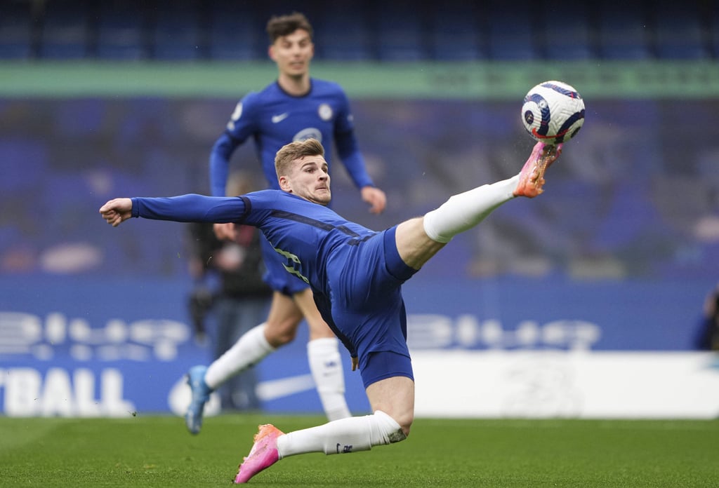Timo Werner streckt sich nach dem Ball. Im Hintergrund: Teamkollege Kai Havertz.