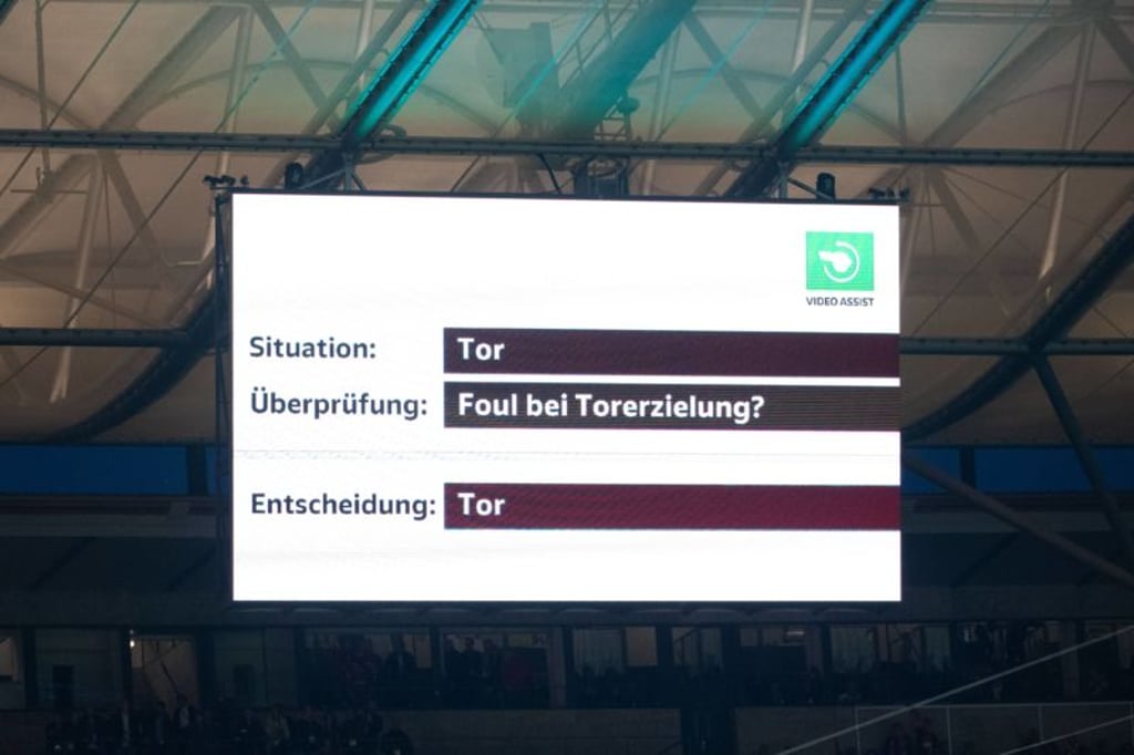 Fußball DFB-Pokal Finale RB Leipzig – FC Bayern München am 25.05.2019 im Olympiastadion in Berlin Anzeige Video Assist / Videobeweis zum 2:0 durch Kingsley Coman ( München ) DFB regulations prohibit any use of photographs as image sequences and/or quasi-video.