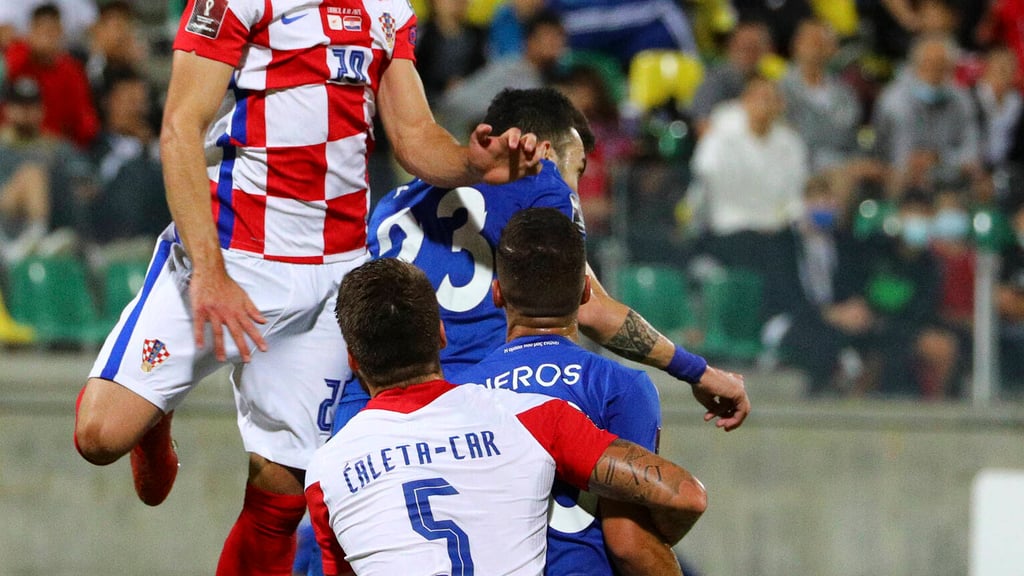 Josko Gvardiol (l.) schraubt sich gegen Zypern nach oben.