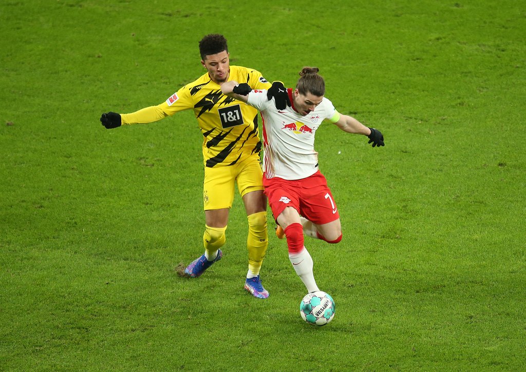 Dortmunds Torschütze Jadon Sancho (l.) im Laufduell mit RB Leipzigs Kapitän Marcel Sabitzer.