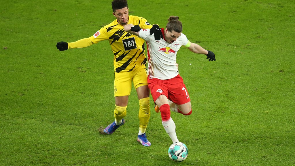 Dortmunds Torschütze Jadon Sancho (l.) im Laufduell mit RB Leipzigs Kapitän Marcel Sabitzer.