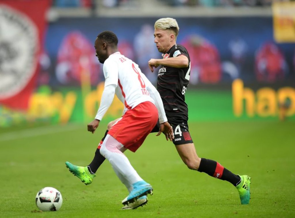 Kevin Kampl hier noch im Duell mit Naby Keita bei RB Leipzig gegen Bayer Leverkusen.