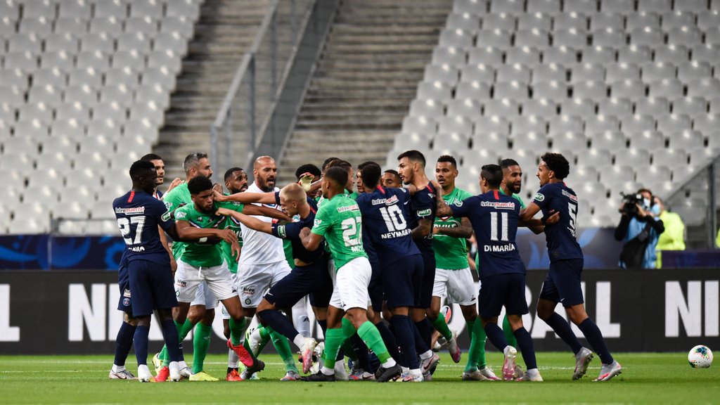 Umkämpftes Pokalfinale zwischen St. Etienne und PSG (blaue Trikots)