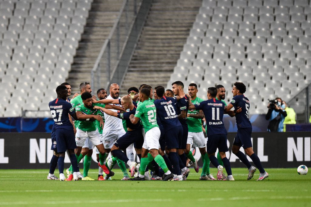 Umkämpftes Pokalfinale zwischen St. Etienne und PSG (blaue Trikots)