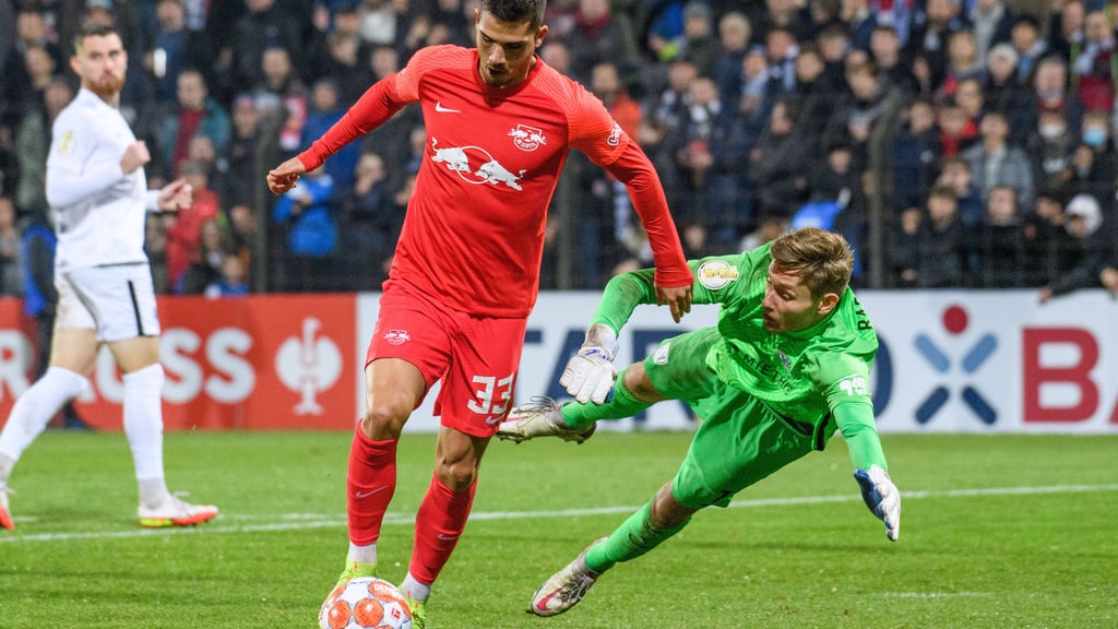 André Silva geht an Babelsbergs Schlussmann Jannick Theissen vorbei. Seine Chance wurde aufgrund einer Abseitsstellung zurückgepfiffen.&nbsp;