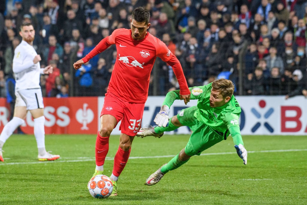 André Silva geht an Babelsbergs Schlussmann Jannick Theissen vorbei. Seine Chance wurde aufgrund einer Abseitsstellung zurückgepfiffen. 