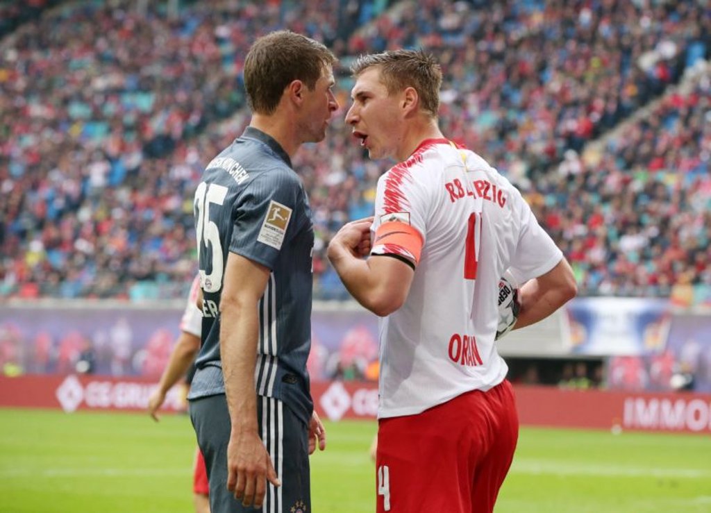 Gut gebrüllt, Löwe: Thomas Müller und Willi Orban beim Austausch
