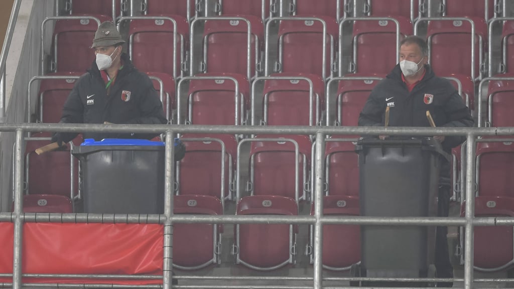 Unter anderem der Platzwart trommelte aus Leibeskräften.