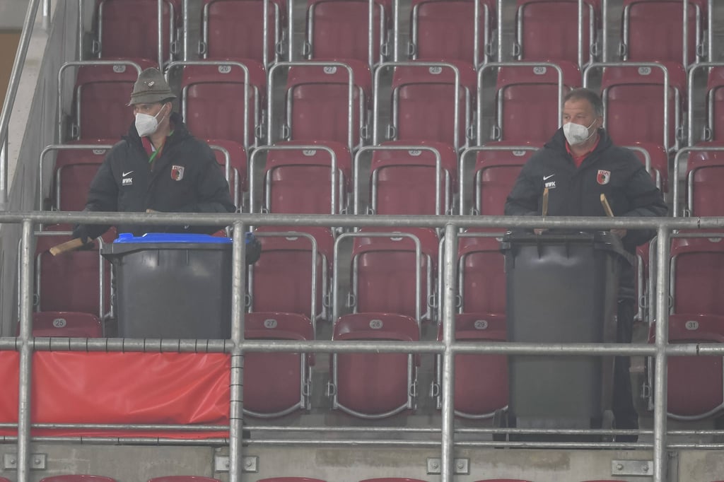 Unter anderem der Platzwart trommelte aus Leibeskräften.