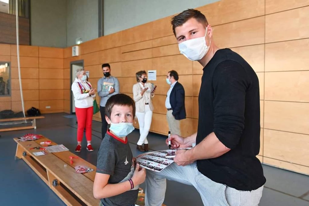 Leuchtende Augen: Kleiner Patient und RB-Star Orban.