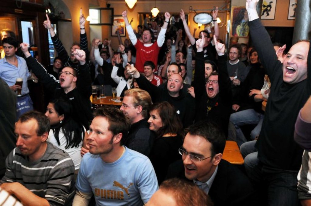 Public Viewing in der Kneipe beim DFB-Pokal. Symbolbild: imago/GUido Krzikowski