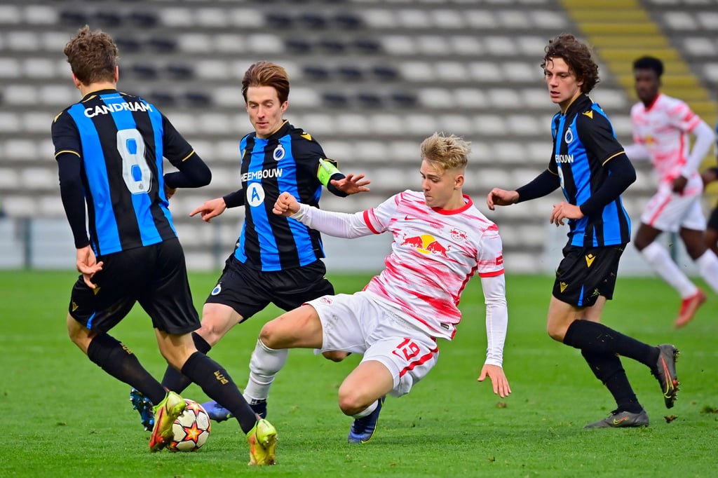 RB Leipzigs Robin Friedrich (2.v.r.) kämpft mit einem Trio vom FC Brügge um den Ball.