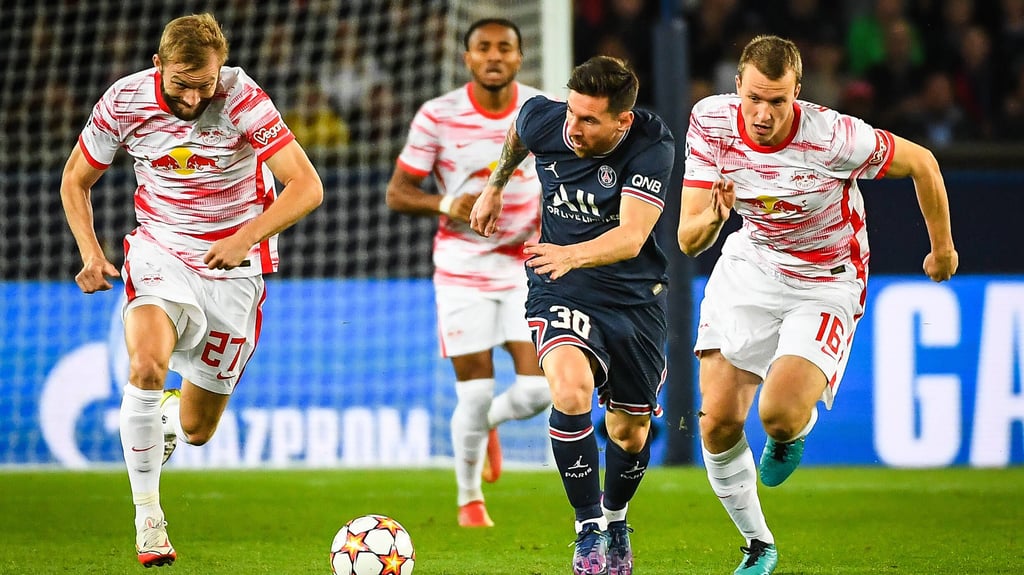 Immer zwei Spieler im Nacken: Konrad Laimer und Lukas Klostermann gegen Lionel Messi.