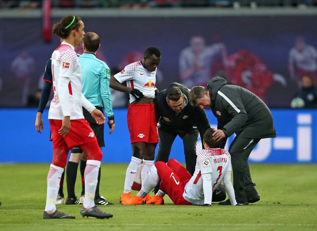 Autsch! Marcel Sabitzer riss sich gegen Bayern München das Außenband.