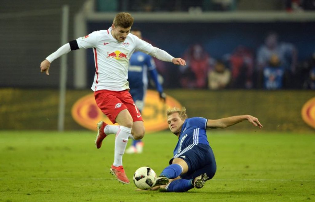 Johannes Geis grätscht Timo Werner abseits des Platzes nicht ab.