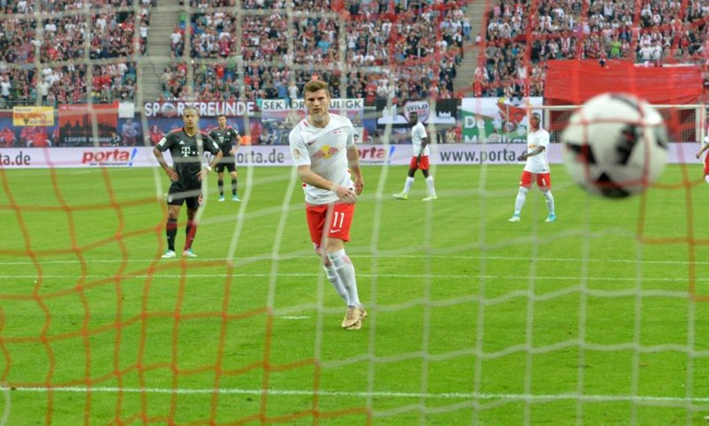 Timo Werner lässt gegen den FC Bayern München das Netz in der Red Bull Arena zappeln.