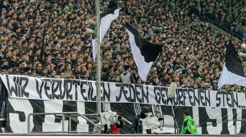 „Wir verurteilen jeden geworfenen Stein“ – Teil des Gladbacher Spruchbands gegen RBL.