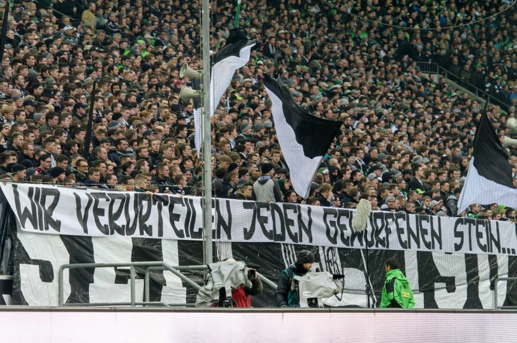 „Wir verurteilen jeden geworfenen Stein“ – Teil des Gladbacher Spruchbands gegen RBL.