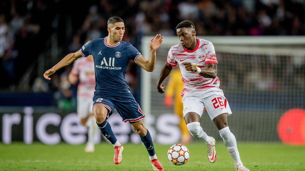 RB Leipzigs Ilaix Moriba (r.) bei einem seiner wenigen Saison-Einsätze gegen Achraf Hakimi von Paris Saint-Germain.&nbsp;