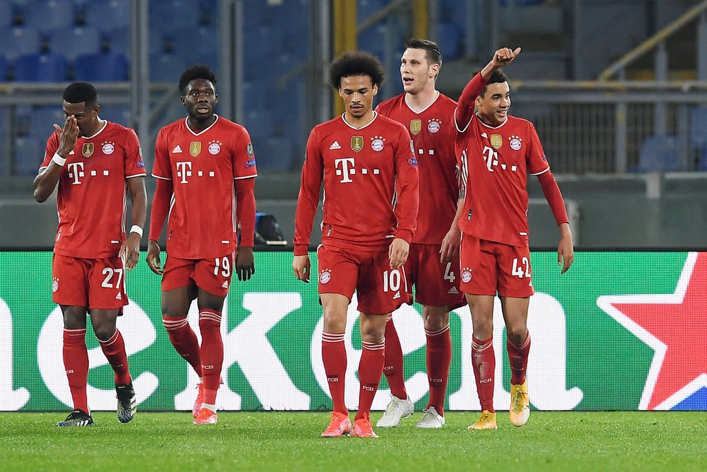 So freut man sich bei den Bayern mittlerweile über ein Champions-League-Tor: Schütze Musiala (r.) und Gratulanten