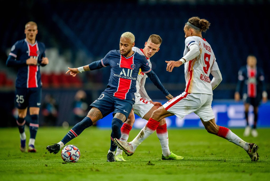 Leipzigs Yussuf Poulsen und Dani Olmo (weiss) gegen Neymar (PSG).