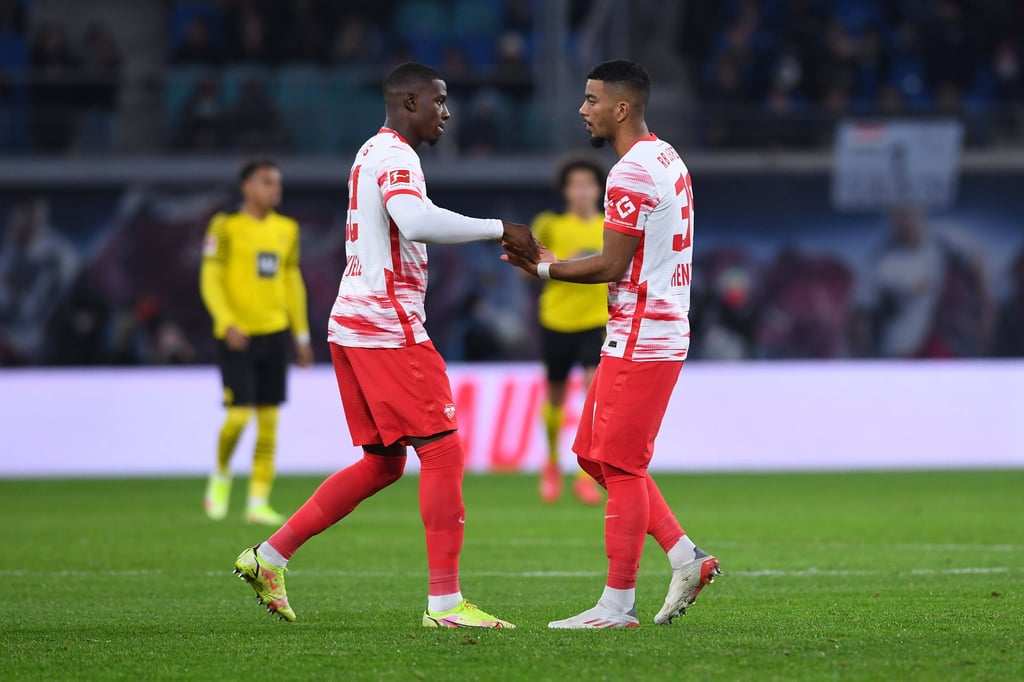 Tauschen die Plätze: Nordi Mukiele (l.) und Benjamin Henrichs