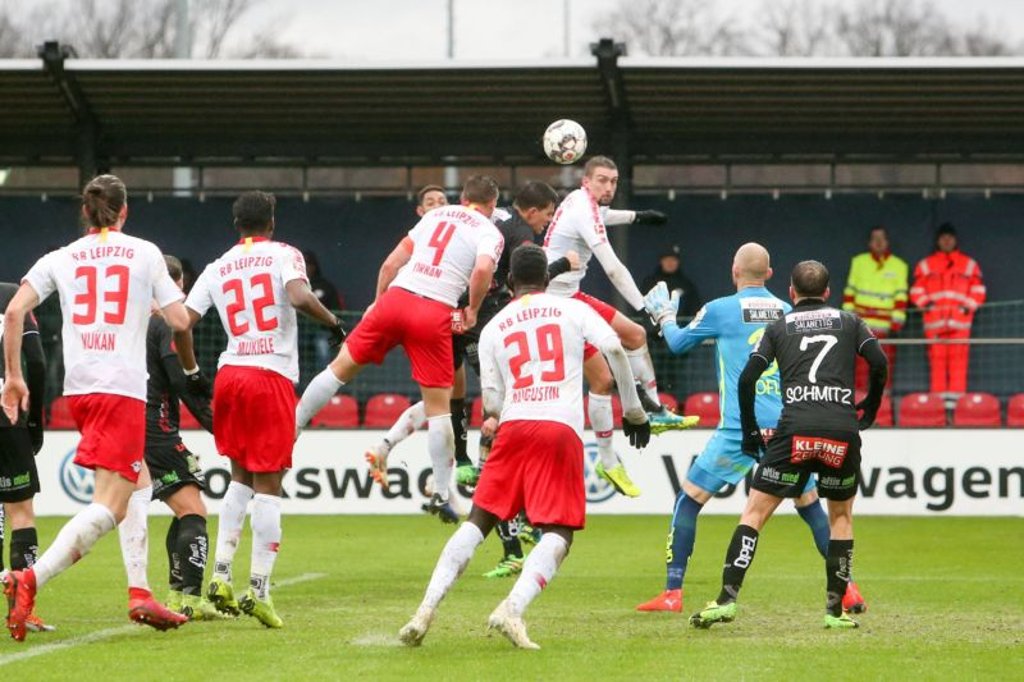 Auf dem Weg zum 1:0: Willi Orban (Trikotnummer 4).