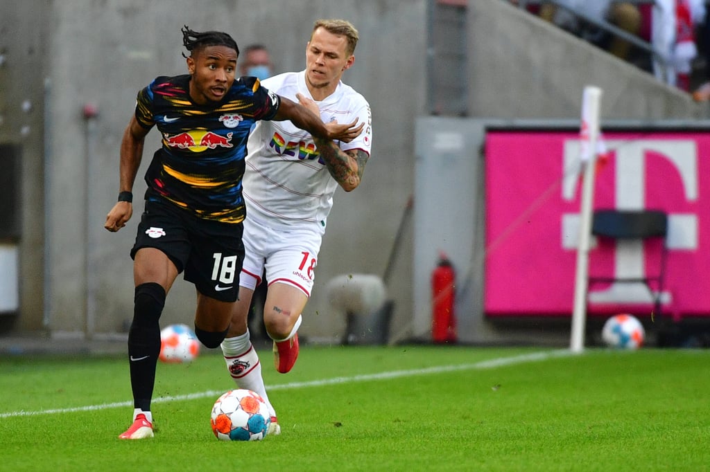 Christopher Nkunku enteilt seinem Kölner Gegenspieler Ondrej Duda.