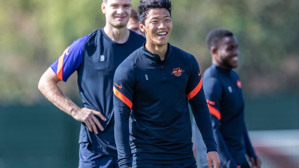RB Leipzigs Hee-Chan Hwang (vorne) mit Alexander Soerloth auf dem Trainingsplatz.&nbsp;