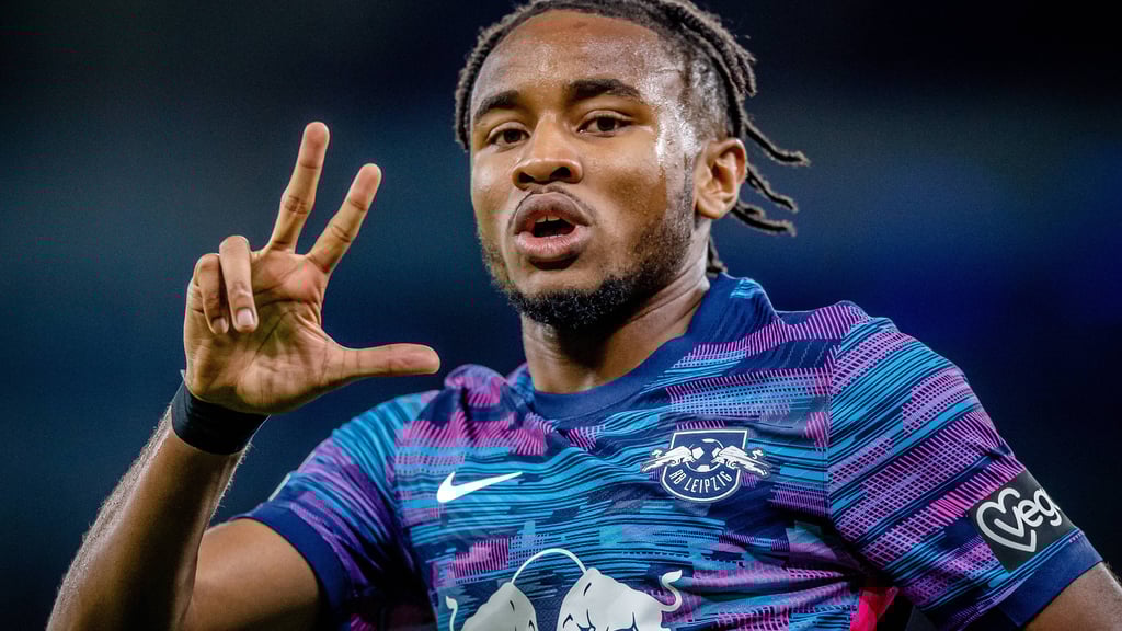 Leipzigs Christopher Nkunku jubelt nach seinem dritten Tor zum 3:4 gegen Manchester.