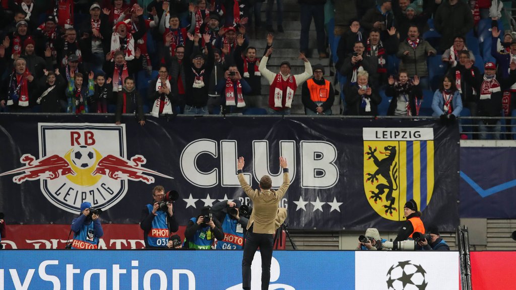 Trainer Julian Nagelsmann vor dem Fanblock von RB Leipzig.