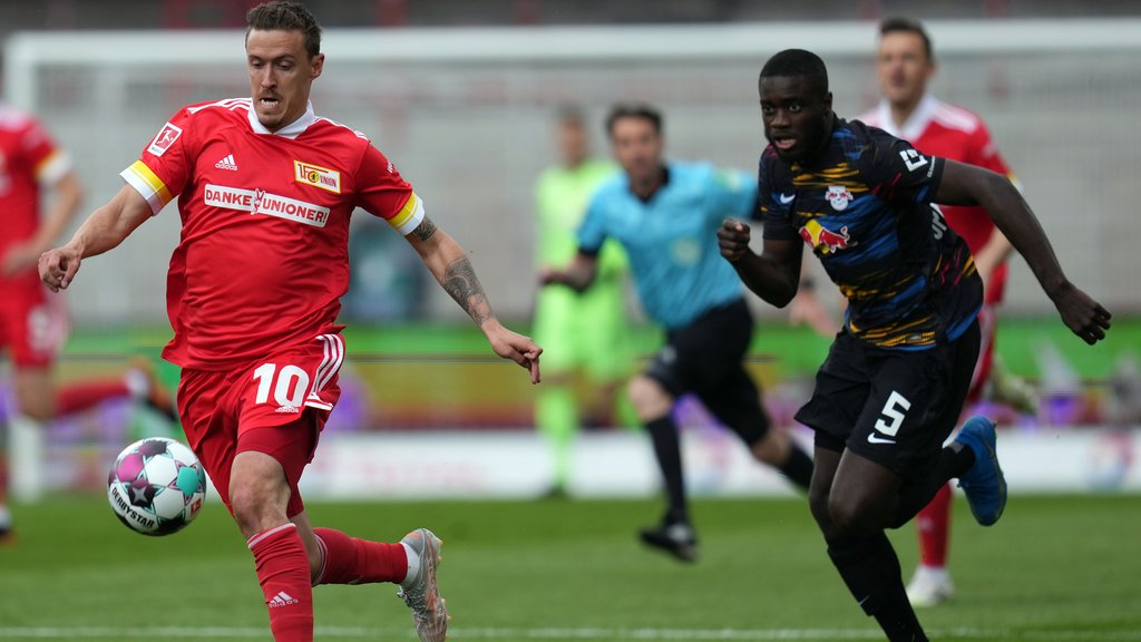 Mehr Feuer: Max Kruse gegen Dayot Upamecano.