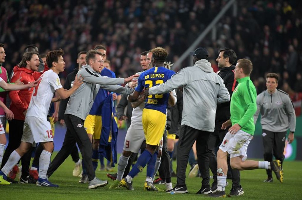 Hitzige Szenen auf dem Rasen nach dem Sieg von RB beim FC Augsburg.