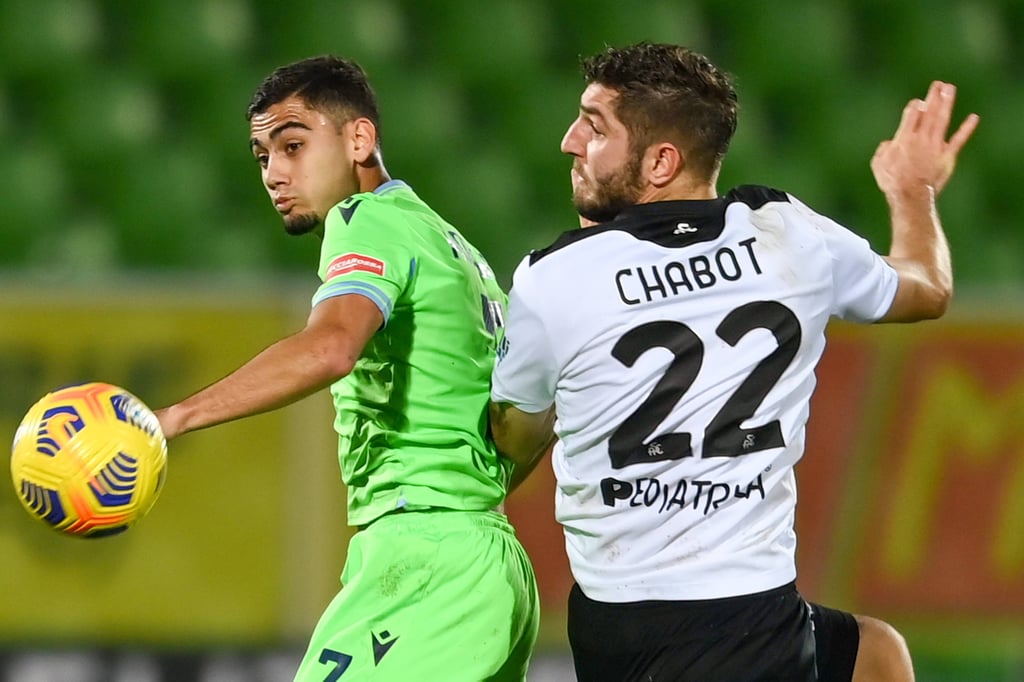 Julian Chabo (r. ) im Duell mit Andreas Pereira von Lazio Rom.