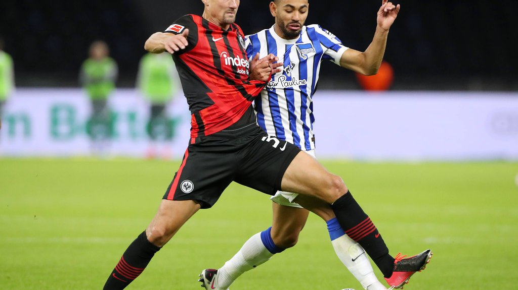 Stefan Ilsanker (l.) bezwang am zweiten Spieltag der Fußball-Bundesliga mit Eintracht Frankfurt Matheus Cunha,&nbsp;seinen Ex-Mitspieler bei RB Leipzig.