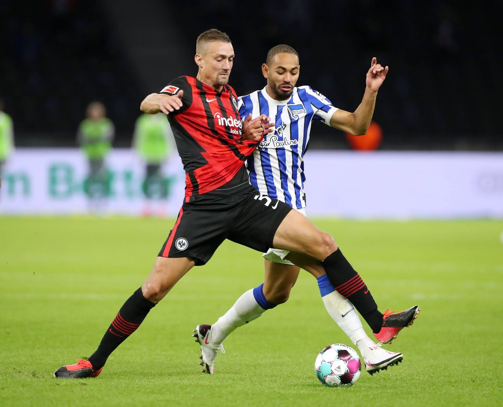Stefan Ilsanker (l.) bezwang am zweiten Spieltag der Fußball-Bundesliga mit Eintracht Frankfurt Matheus Cunha, seinen Ex-Mitspieler bei RB Leipzig.