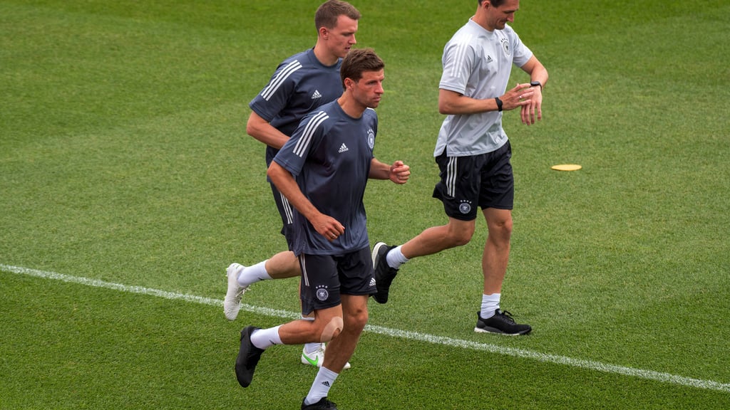 Thomas Müller und Lukas Klostermann im Lauftraining.