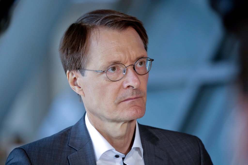 Karl Lauterbach hält es nicht für angemessen, im September wieder SPiele vor Zuschauern stattfinden zu lassen.