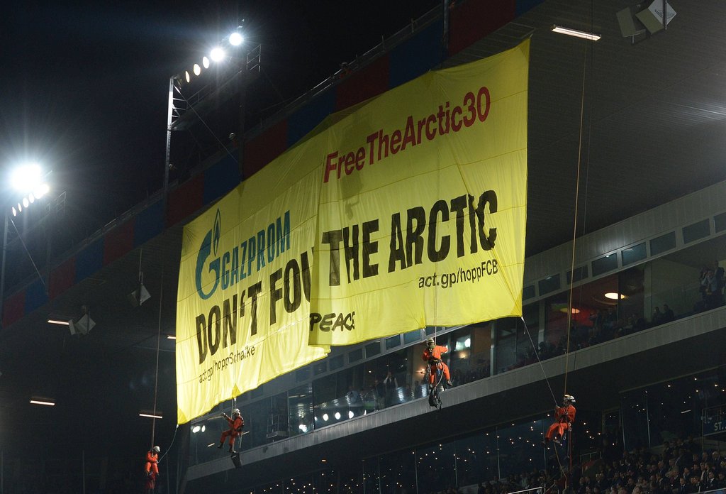 Ökologie ist in der Bundesliga eher selten Thema, gewinnt aber leicht an Bedeutung. Hier ein Banner der Aktivisten von Greenpeace (2013).